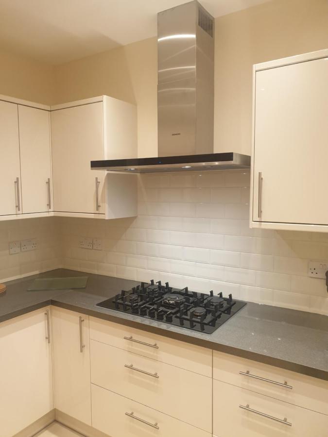 London Luxury Apartments 4 Min Walk From Ilford Station, With Free Parking Free Wifi Buitenkant foto