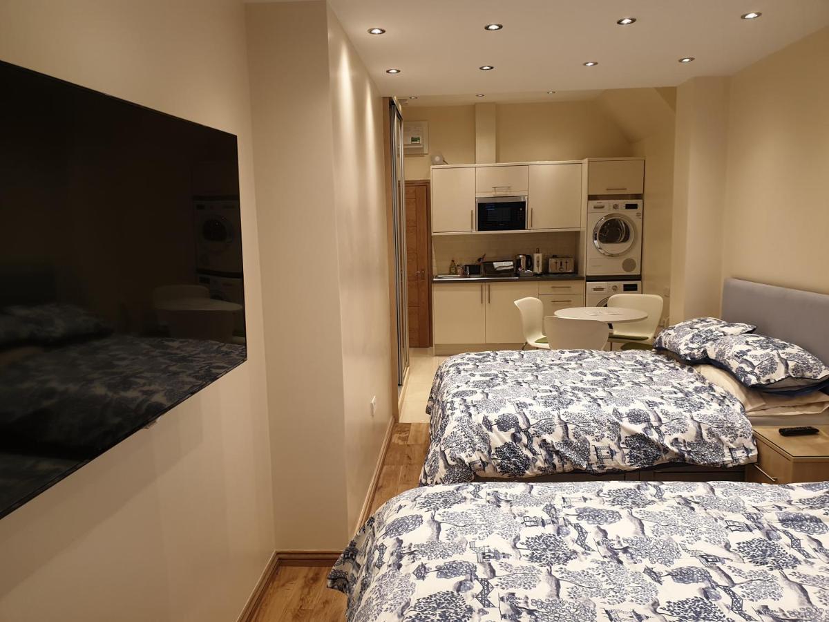 London Luxury Apartments 4 Min Walk From Ilford Station, With Free Parking Free Wifi Buitenkant foto