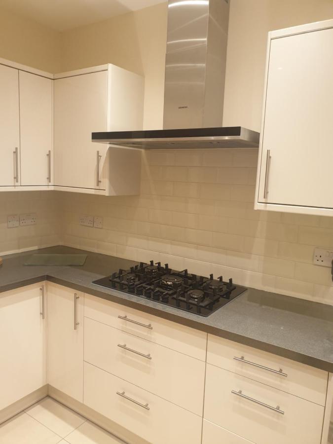 London Luxury Apartments 4 Min Walk From Ilford Station, With Free Parking Free Wifi Buitenkant foto