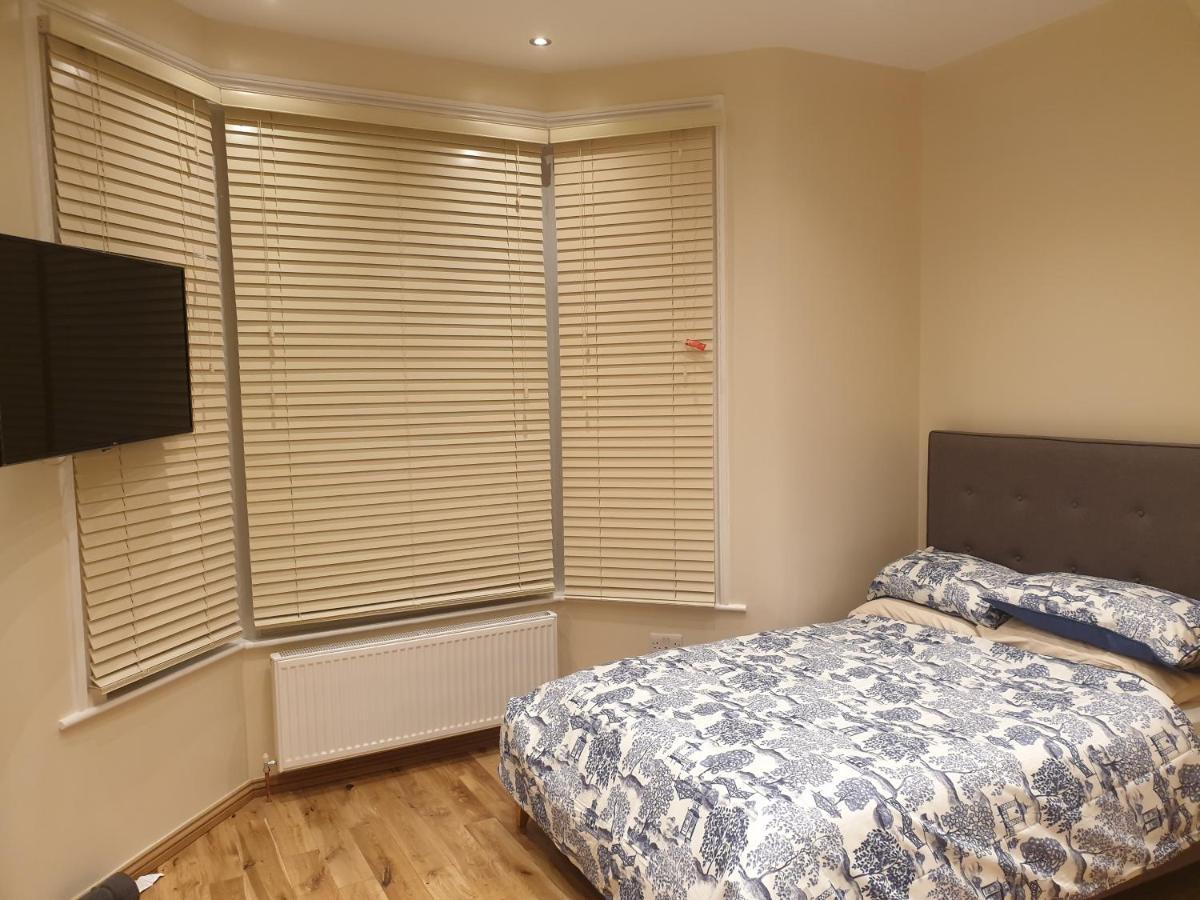 London Luxury Apartments 4 Min Walk From Ilford Station, With Free Parking Free Wifi Buitenkant foto