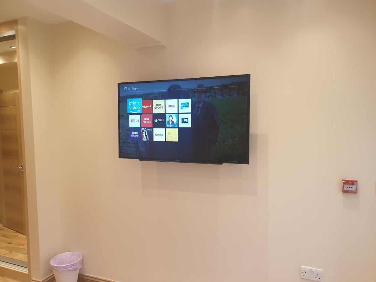 London Luxury Apartments 4 Min Walk From Ilford Station, With Free Parking Free Wifi Buitenkant foto