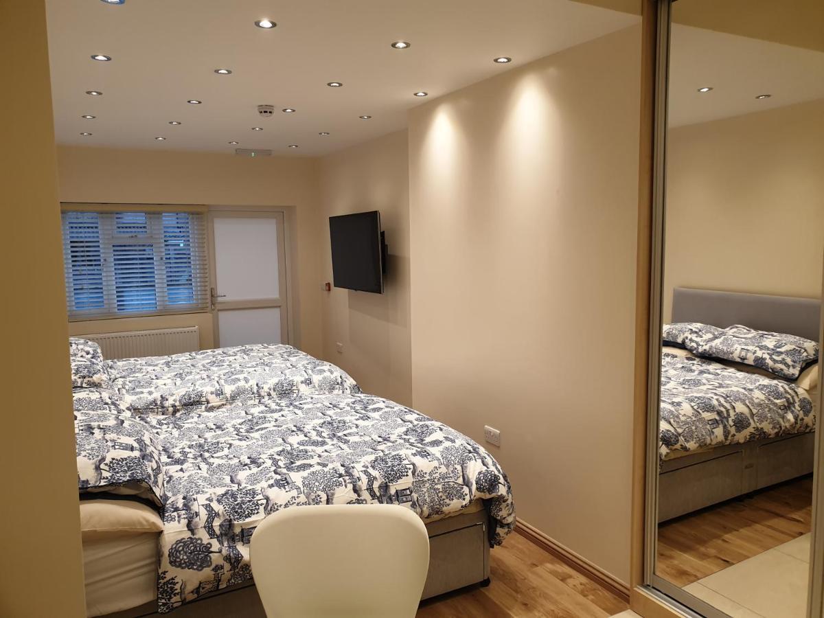 London Luxury Apartments 4 Min Walk From Ilford Station, With Free Parking Free Wifi Buitenkant foto