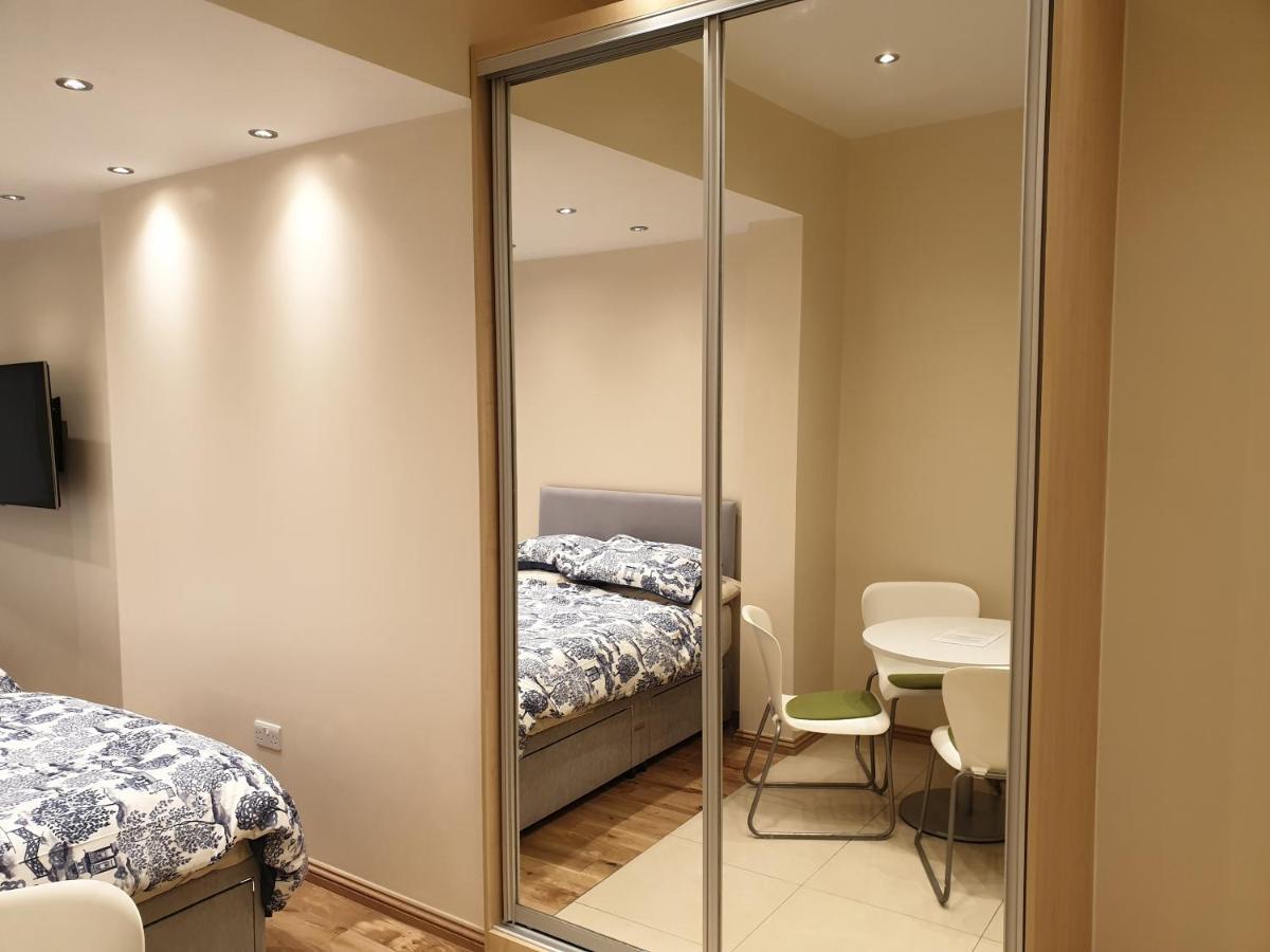 London Luxury Apartments 4 Min Walk From Ilford Station, With Free Parking Free Wifi Buitenkant foto