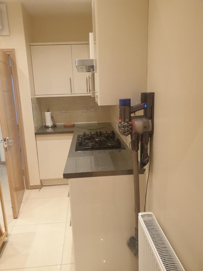 London Luxury Apartments 4 Min Walk From Ilford Station, With Free Parking Free Wifi Buitenkant foto