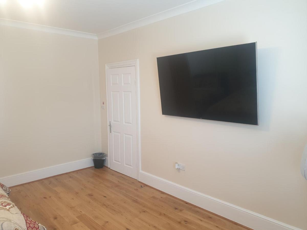 London Luxury Apartments 4 Min Walk From Ilford Station, With Free Parking Free Wifi Buitenkant foto