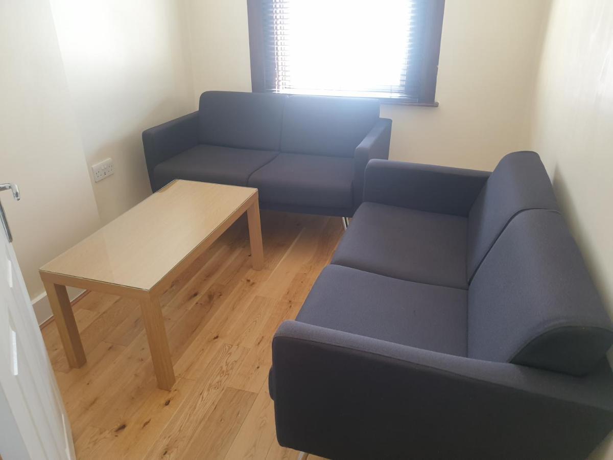 London Luxury Apartments 4 Min Walk From Ilford Station, With Free Parking Free Wifi Buitenkant foto