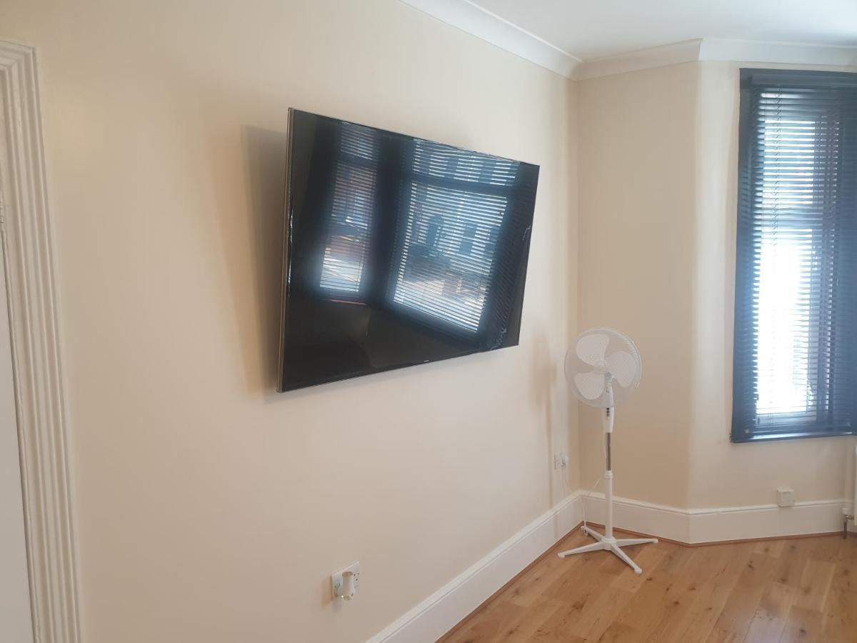 London Luxury Apartments 4 Min Walk From Ilford Station, With Free Parking Free Wifi Buitenkant foto